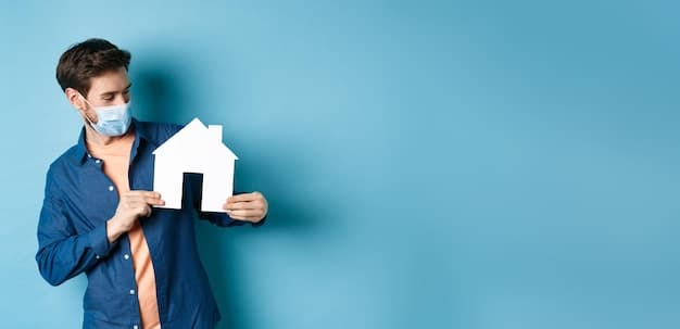 Person som vurderer boliglånsrente med dokumenter og laptop