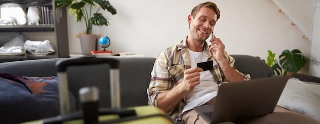 Person med kredittkort som vurderer refinansiering på laptop