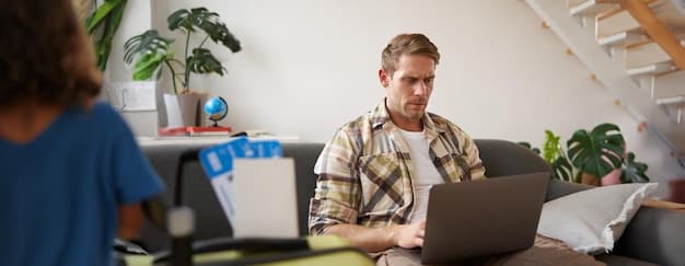 Person som sammenligner flere lånetilbud ved siden av laptop