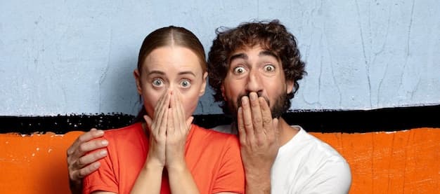 Person vurderer raskt smålån på mobil