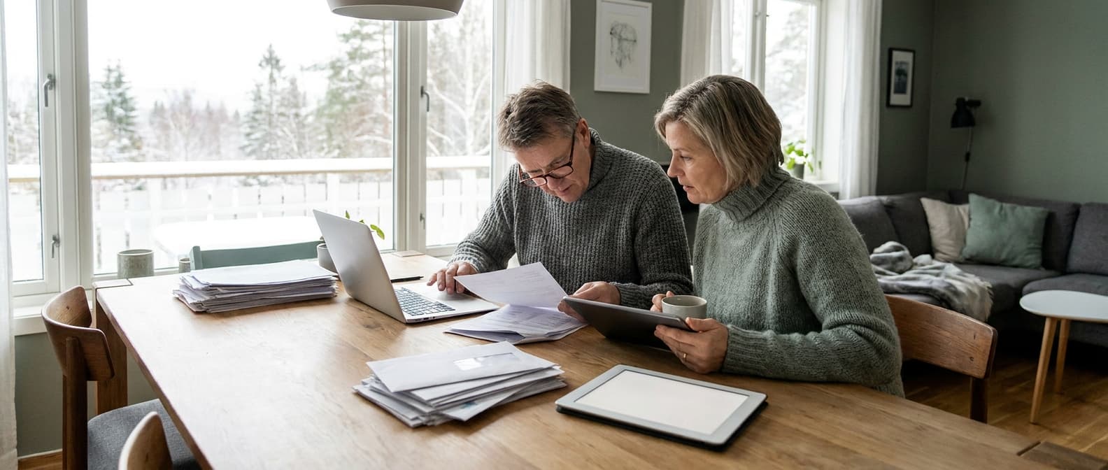 Person med nettbrett som vurderer refinansiering uten sikkerhet